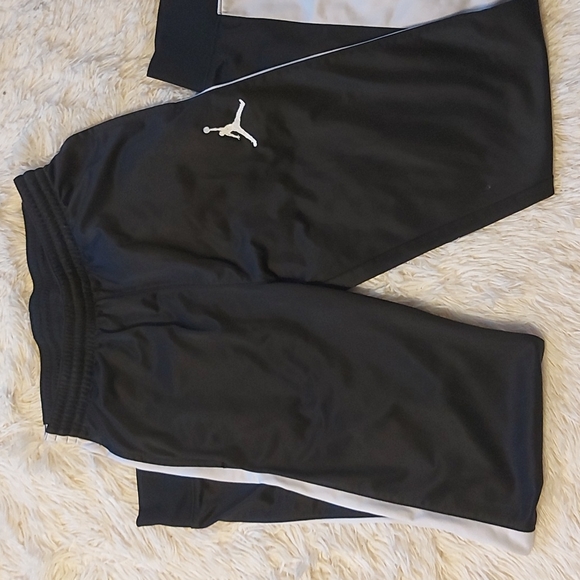 BOYS JORDAN OUTFIT - Picture 3 of 3